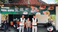 Mahasiswa KKN UMM Kelompok 192 Desa Sumberagung saat mendampingi pelaku UMKM dalam proses digitalisasi usaha melalui Google Maps. (Dok. Pribadi/Kelompok KKN 192 UMM)