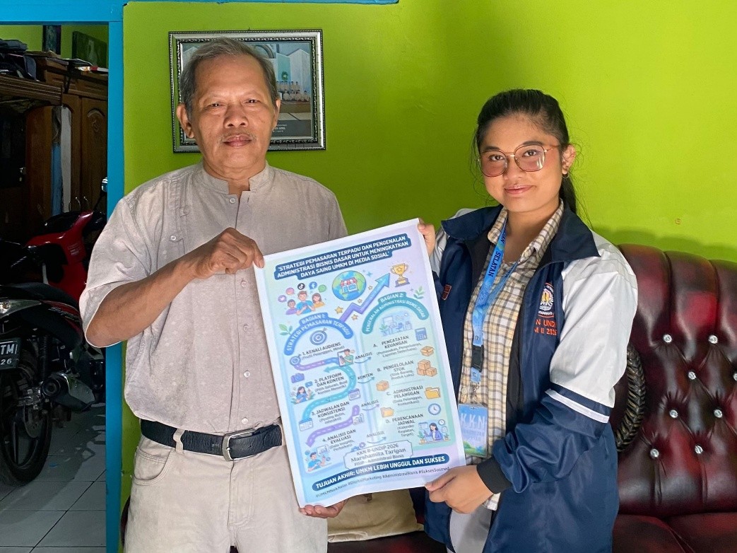 Pendampingan lainnya diberikan kepada salah satu pemilik usaha makanan di RW 02. Pelaku usaha memperoleh edukasi personal dan demonstrasi penggunaan Coretax agar lebih siap memenuhi kewajiban perpajakannya secara mandiri. (Dok. Pribadi/Tim KKN-R UNDIP Wanarejan Selatan 2026)