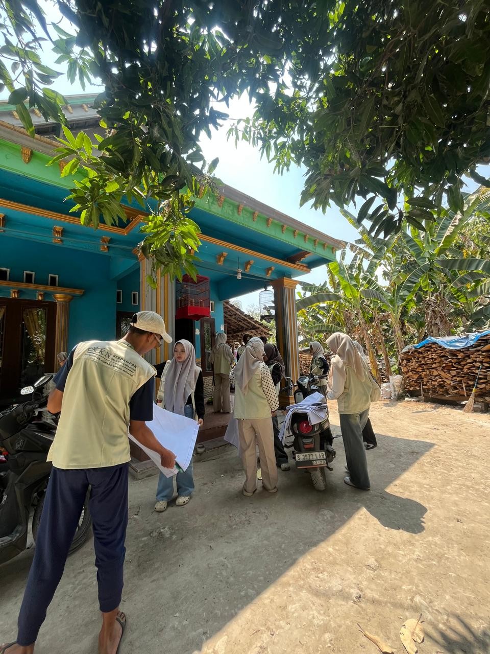 Mahasiswa KKN UMM Kelompok 192 saat melakukan pendataan dan pendampingan kepada pelaku UMKM Desa Sumberagung. (Dok. Pribadi/Kelompok KKN 192 UMM)