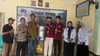 Penyerahan alat kepada BUMDes Kebon Ratu menjadi bagian dari upaya mahasiswa meninggalkan sarana yang dapat digunakan masyarakat secara berkelanjutan. (Doc. Pribadi) Penyerahan alat kepada BUMDes Kebon Ratu menjadi bagian dari upaya mahasiswa meninggalkan sarana yang dapat digunakan masyarakat secara berkelanjutan. (Doc. Pribadi)