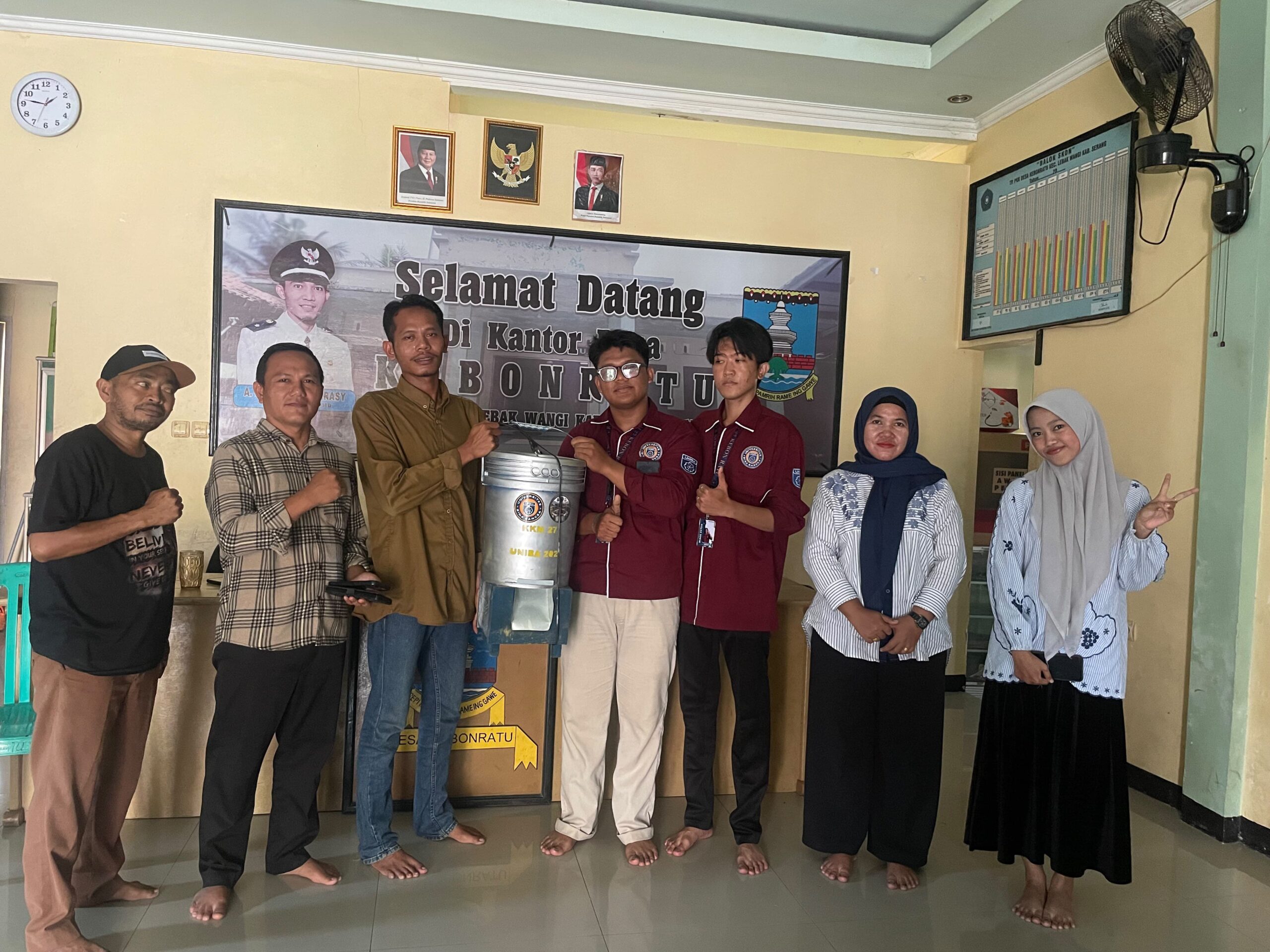 Penyerahan alat kepada BUMDes Kebon Ratu menjadi bagian dari upaya mahasiswa meninggalkan sarana yang dapat digunakan masyarakat secara berkelanjutan. (Doc. Pribadi)