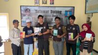 Mahasiswa Kuliah Kerja Mahasiswa (KKM) Kelompok 27 Universitas Bina Bangsa merealisasikan program kerja berupa inventarisasi buku, majalah, dan novel. (Dok. Pribadi/ Mahasiswa (KKM) Kelompok 27)