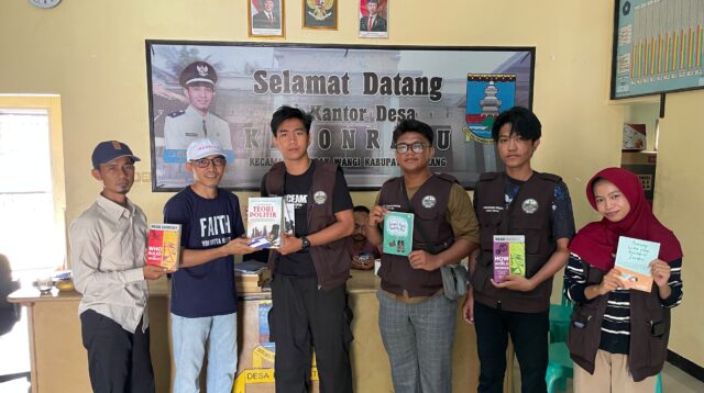 Mahasiswa Kuliah Kerja Mahasiswa (KKM) Kelompok 27 Universitas Bina Bangsa merealisasikan program kerja berupa inventarisasi buku, majalah, dan novel. (Dok. Pribadi/ Mahasiswa (KKM) Kelompok 27)