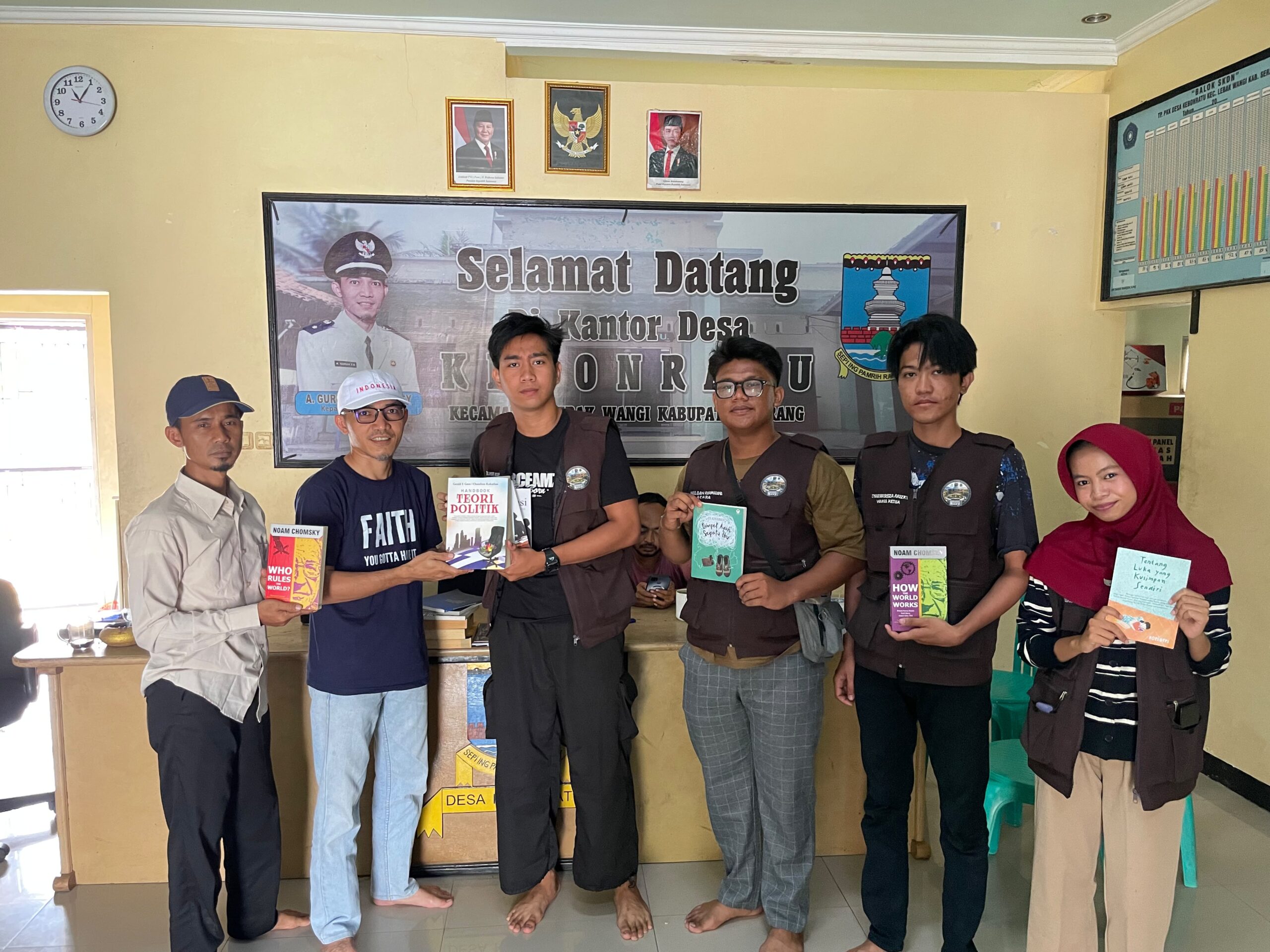 Mahasiswa Kuliah Kerja Mahasiswa (KKM) Kelompok 27 Universitas Bina Bangsa merealisasikan program kerja berupa inventarisasi buku, majalah, dan novel. (Dok. Pribadi/ Mahasiswa (KKM) Kelompok 27)