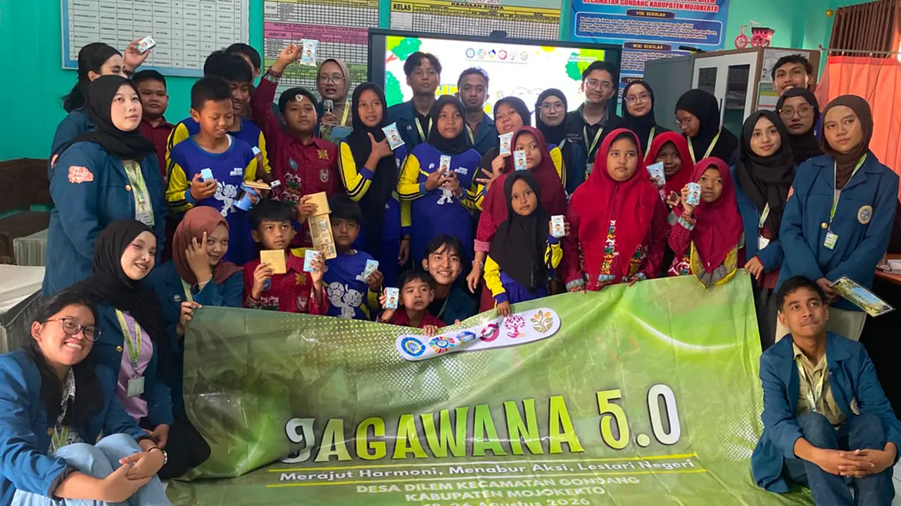 Para siswa SDN Dilem mempraktikkan langkah menyikat gigi yang benar dalam mata acara Senyum Nirmala, bagian dari program Jagawana 5.0 Kementerian Lingkungan Hidup BEM Universitas Airlangga pada Rabu, 19 Agustus 2026. (Sumber foto: Staff Divisi Publikasi, Desain dan Dokumentasi Jagawana 5.0)