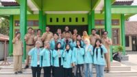 Tim Kuliah Kerja Nyata (KKN) Universitas Sebelas Maret (UNS) Surakarta Reguler 56 Foto Bersama perangkat desa menggelar edukasi dan praktik pembuatan Pupuk Organik Cair (POC) dari limbah organik rumah tangga di Desa Rawoh, Kecamatan Karangrayung, Kabupaten Grobogan, Selasa (28/7/2026). (Dok. Pribadi/KKN Kelompok 107 UNS) Tim Kuliah Kerja Nyata (KKN) Universitas Sebelas Maret (UNS) Surakarta Reguler 56 Foto Bersama perangkat desa menggelar edukasi dan praktik pembuatan Pupuk Organik Cair (POC) dari limbah organik rumah tangga di Desa Rawoh, Kecamatan Karangrayung, Kabupaten Grobogan, Selasa (28/7/2026). (Dok. Pribadi/KKN Kelompok 107 UNS)