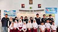 Mahasiswa KKN UNS 254 berfoto bersama dengan siswa kelas 4 SD Negeri 1 Kwadungan Gunung dalam melaksanakan program kerja edukasi menabung sejak dini di SD Negeri 1 Kwadungan Gunung, Kecamatan Kledung, Kabupaten Temanggung pada Rabu (29/7/2026). (Dok. Pribadi/KKN 254 UNS) Mahasiswa KKN UNS 254 berfoto bersama dengan siswa kelas 4 SD Negeri 1 Kwadungan Gunung dalam melaksanakan program kerja edukasi menabung sejak dini di SD Negeri 1 Kwadungan Gunung, Kecamatan Kledung, Kabupaten Temanggung pada Rabu (29/7/2026). (Dok. Pribadi/KKN 254 UNS)