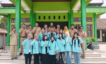 Tim Kuliah Kerja Nyata (KKN) Universitas Sebelas Maret (UNS) Surakarta Reguler 56 Foto Bersama perangkat desa menggelar edukasi dan praktik pembuatan Pupuk Organik Cair (POC) dari limbah organik rumah tangga di Desa Rawoh, Kecamatan Karangrayung, Kabupaten Grobogan, Selasa (28/7/2026). (Dok. Pribadi/KKN Kelompok 107 UNS)