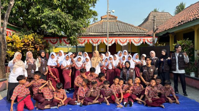 Kelompok Kuliah Kerja Mahasiswa (KKM) 27 Universitas Bina Bangsa (UNIBA) melaksanakan sosialisasi dan edukasi tentang Stop Kekerasan Seksual kepada siswa-siswi Sekolah Dasar Negeri (SDN) Kebon Ratu, Desa Kebon Ratu, Kecamatan Lebak Wangi, Kabupaten Serang, Banten. (Dok. Pribadi/Mahasiswa (KKM) 27)