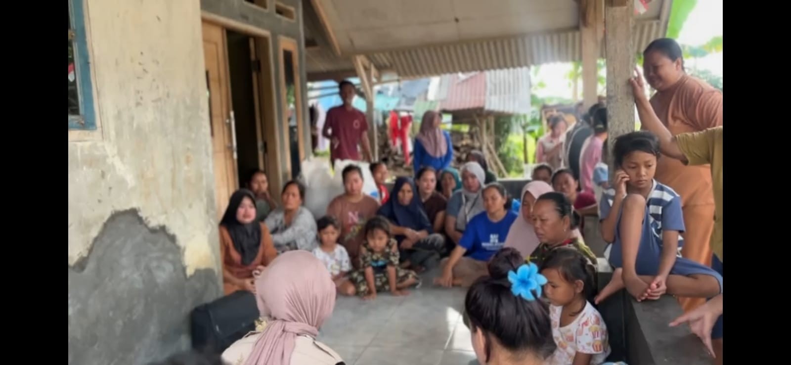 Tim Mahasiswa Kuliah Kerja Mahasiswa (KKM) Kelompok 86 Universitas Bina Bangsa (UNIBA) menyelenggarakan pelatihan pembuatan brownies kukus bersama warga setempat khususnya para ibu rumah tangga untuk menambah ragam ide olahan kuliner bernilai jual. (Dok. Pribadi/Kelompok KKM 86 UNIBA)
