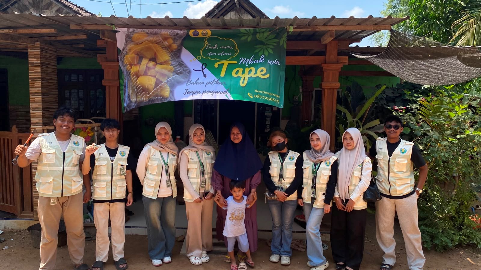 Pendampingan digitalisasi UMKM sebagai salah satu bentuk KKN Berdampak oleh mahasiswa KKN UMM Kelompok 192 Desa Sumberagung. (Dok. Pribadi/Kelompok KKN 192 UMM)