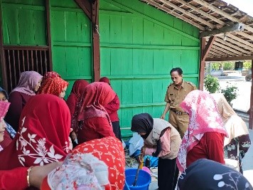 Workshop praktik pembuatan poc dari limbah organik rumah tangga. (Dok. Pribadi/KKN Kelompok 107 UNS)