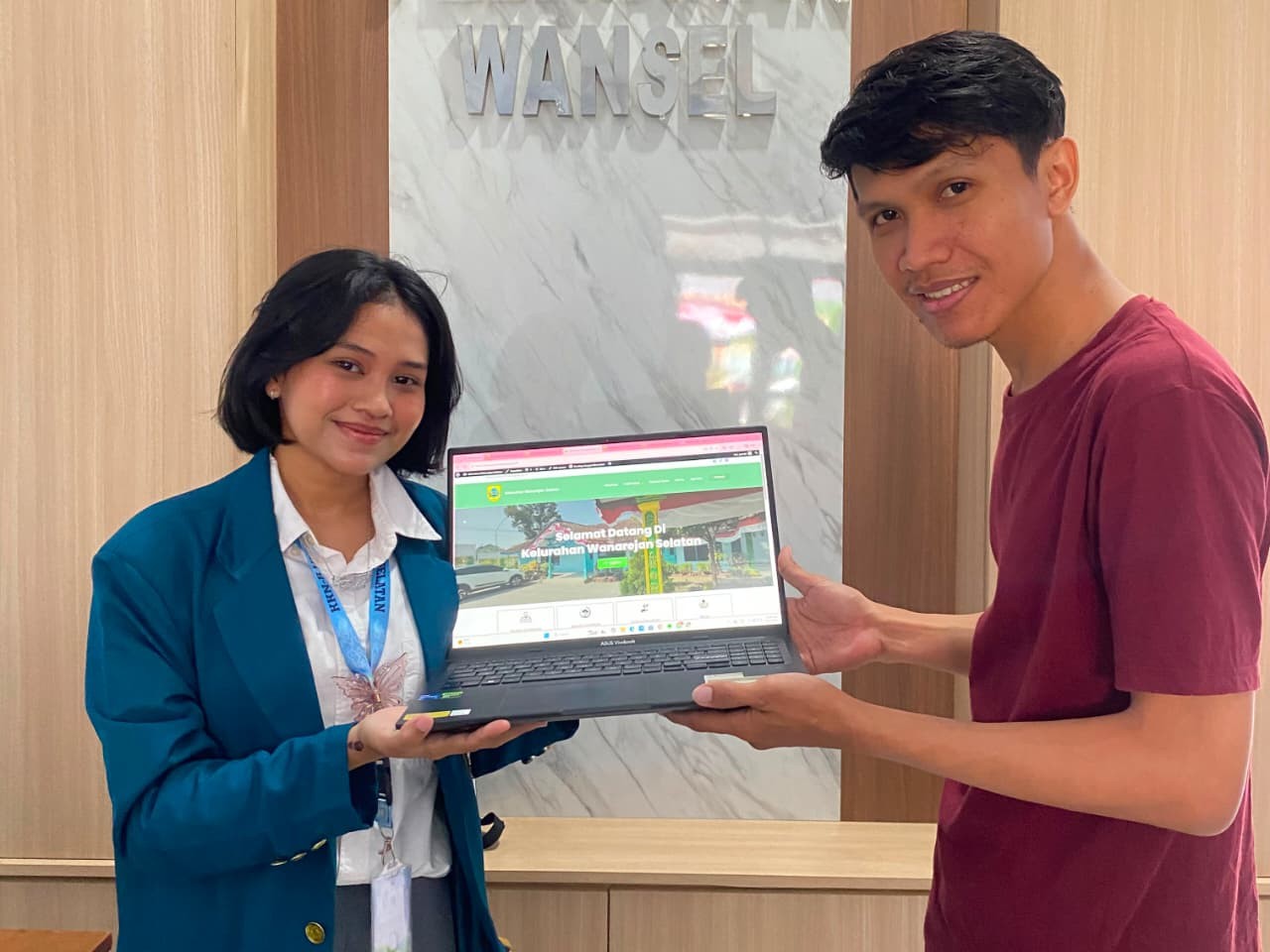 Mahasiswa bersama Komunitas Eco Enzyme Nusantara memberikan pelatihan pembuatan eco-enzyme bagi ibu-ibu PKK, membantu pembaruan informasi pada website Kelurahan Wanarejan Selatan. (Dok. Pribadi/Tim KKN-R UNDIP Wanarejan Selatan 2026)