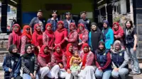 Mahasiswa KKN UNS 254 berfoto bersama kader kesehatan desa dalam kegiatan Posyandu bagi warga di Polindes Desa Kwadungan Gunung, Kecamatan Kledung, Kabupaten Temanggung pada Kamis (13/8/2026). (Dok. Pribadi/KKN 254 UNS)