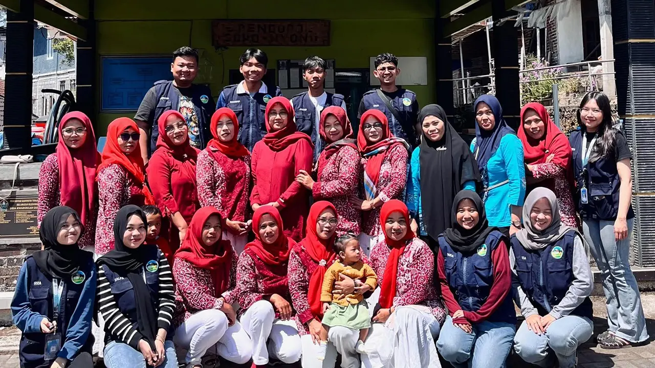 Mahasiswa KKN UNS 254 berfoto bersama kader kesehatan desa dalam kegiatan Posyandu bagi warga di Polindes Desa Kwadungan Gunung, Kecamatan Kledung, Kabupaten Temanggung pada Kamis (13/8/2026). (Dok. Pribadi/KKN 254 UNS)