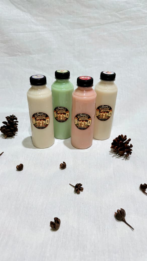 Empat varian Susu Kedelai Wong Kebon hadir dengan tampilan yang semakin menarik. Mulai dari rasa original hingga varian rasa lainnya, produk UMKM lokal ini menawarkan pilihan yang cocok untuk berbagai selera. Lezat, segar, dan dikemas dengan identitas baru, siap menjadi bagian dari pilihan minuman favorit masyarakat. (Doc. Pribadi)