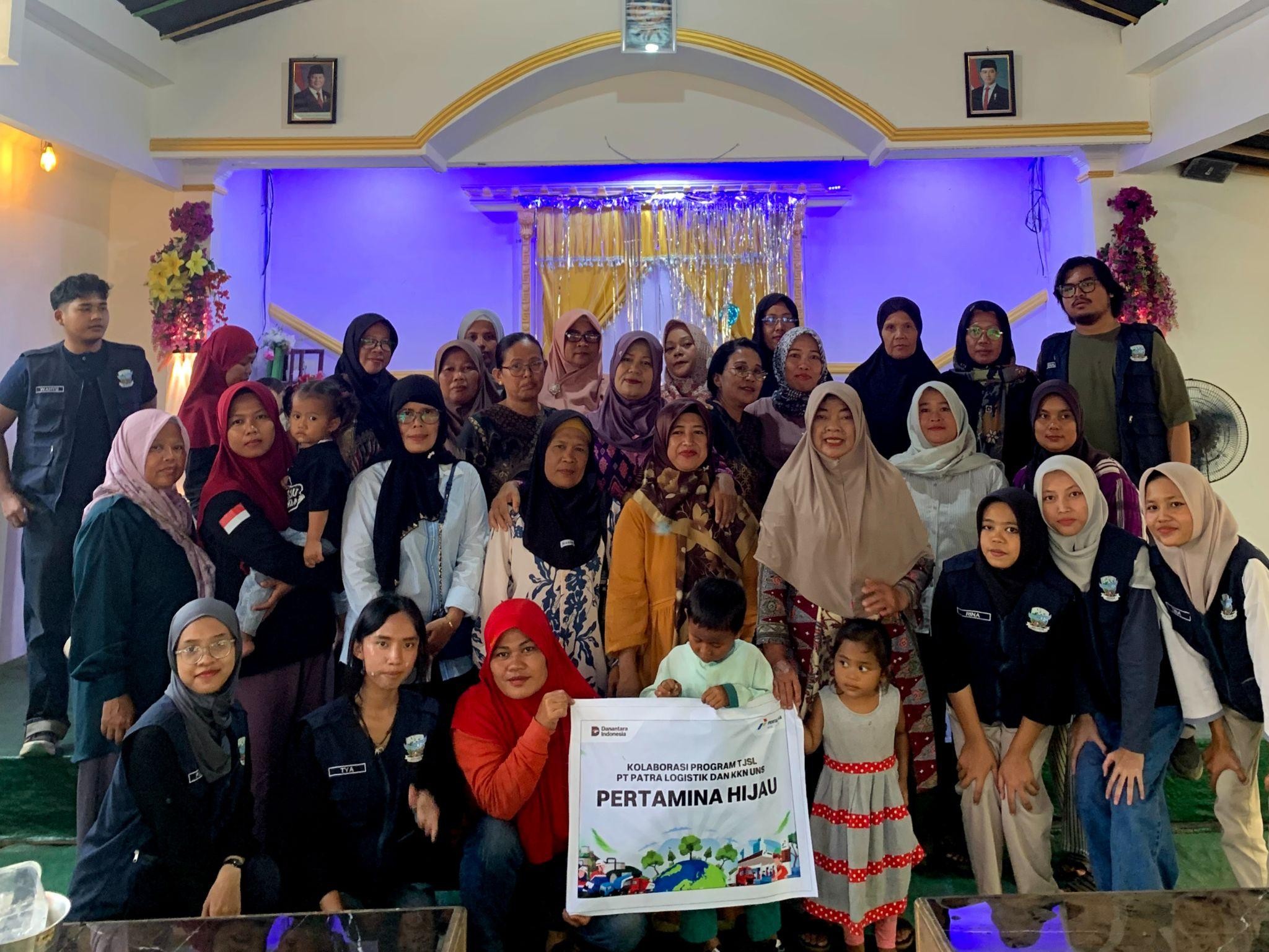 Dokumentasi bersama setelah pelaksanaan sosialisasi dan praktik pembuatan briket biomassa di Tamariz Cafe pada Jumat (14/8/2026) (Dok. Pribadi/KKN 50 UNS)