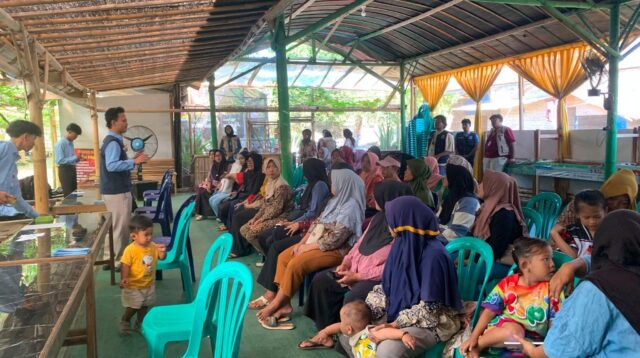 Pemaparan edukasi keuangan kepada masyarakat Desa Karanganyar di Tamariz Cafe pada Jumat (14/8/2026) (Dok. Pribadi/KKN 50 UNS)
