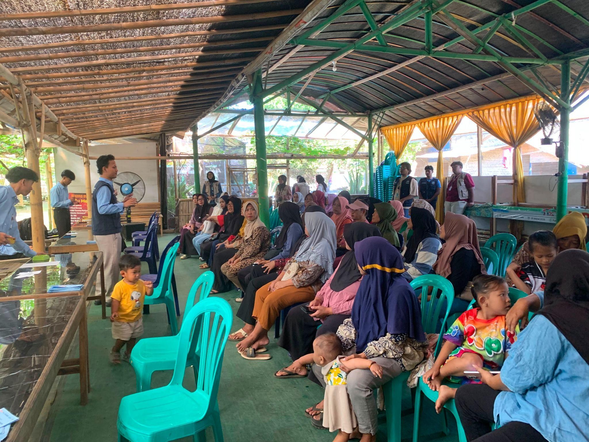 Pemaparan edukasi keuangan kepada masyarakat Desa Karanganyar di Tamariz Cafe pada Jumat (14/8/2026) (Dok. Pribadi/KKN 50 UNS)