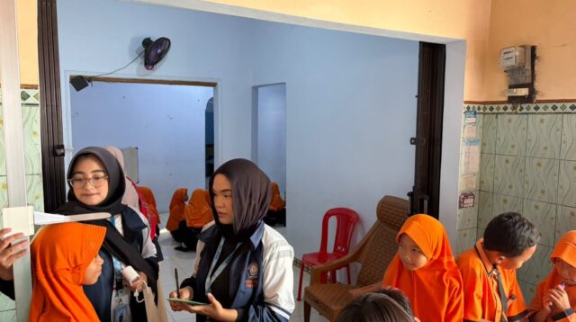Mahasiswa membantu pelaksanaan Posyandu Integrasi Layanan Primer (ILP), serta mendukung administrasi dan pelaksanaan program Makan Bergizi Gratis (MBG) di beberapa RW. (Dok. Pribadi/Tim KKN-R UNDIP Wanarejan Selatan 2026)