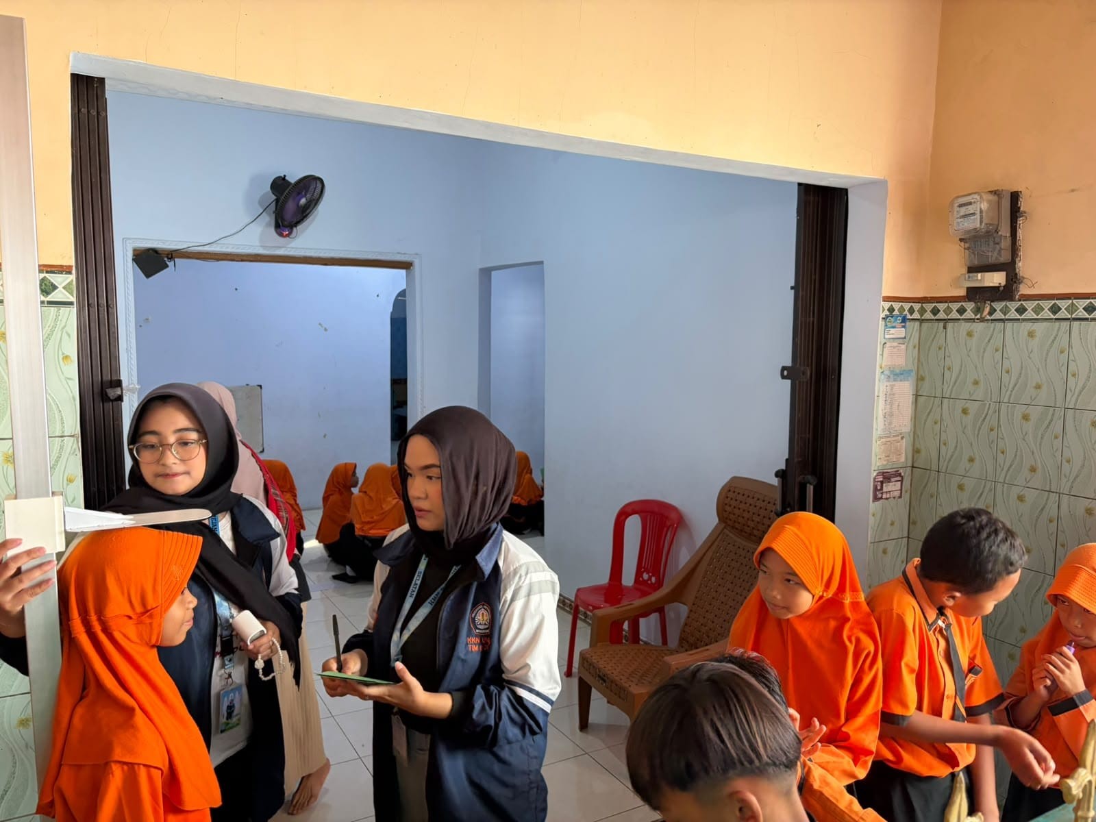 Mahasiswa membantu pelaksanaan Posyandu Integrasi Layanan Primer (ILP), serta mendukung administrasi dan pelaksanaan program Makan Bergizi Gratis (MBG) di beberapa RW. (Dok. Pribadi/Tim KKN-R UNDIP Wanarejan Selatan 2026)