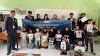 Mahasiswa KKN UNS 254 berfoto bersama dengan siswa kelas 5 SD Negeri 1 Kwadungan Gunung dalam melaksanakan program kerja melukis totebag di SD Negeri 1 Kwadungan Gunung, Kecamatan Kledung, Kabupaten Temanggung pada Kamis (30/7/2026). (Dok. Pribadi/KKN 254 UNS) Mahasiswa KKN UNS 254 berfoto bersama dengan siswa kelas 5 SD Negeri 1 Kwadungan Gunung dalam melaksanakan program kerja melukis totebag di SD Negeri 1 Kwadungan Gunung, Kecamatan Kledung, Kabupaten Temanggung pada Kamis (30/7/2026). (Dok. Pribadi/KKN 254 UNS)