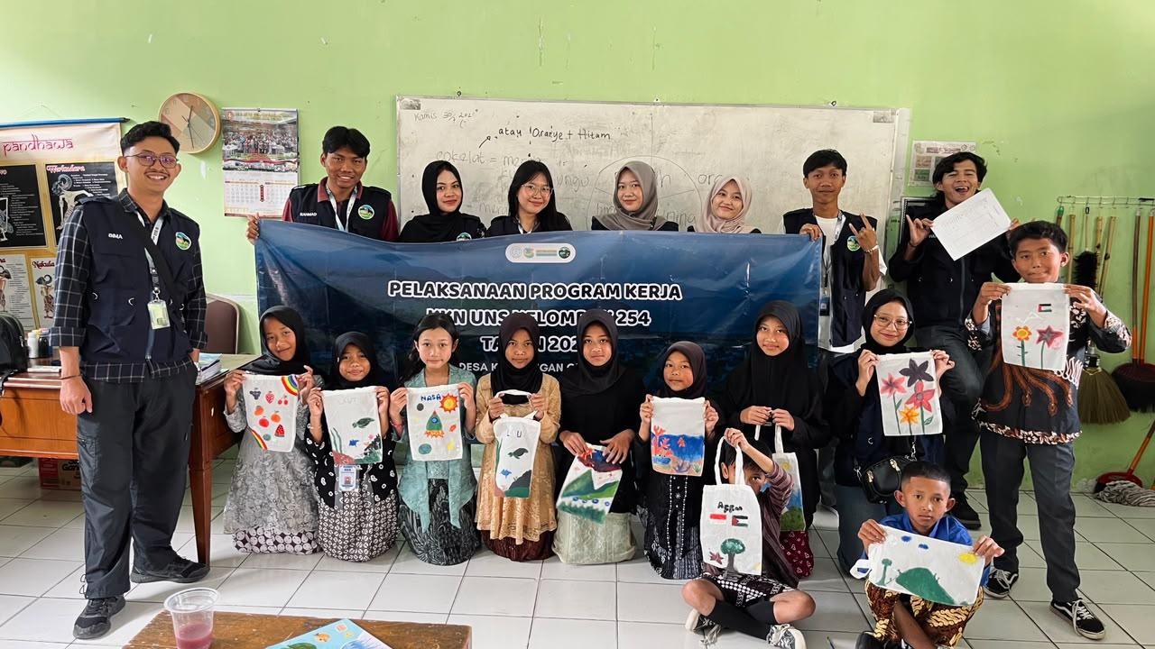 Mahasiswa KKN UNS 254 berfoto bersama dengan siswa kelas 5 SD Negeri 1 Kwadungan Gunung dalam melaksanakan program kerja melukis totebag di SD Negeri 1 Kwadungan Gunung, Kecamatan Kledung, Kabupaten Temanggung pada Kamis (30/7/2026). (Dok. Pribadi/KKN 254 UNS)