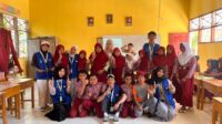 Mahasiswa KKN Kolaborasi STAIN Majene dan UIN Sunan Ampel Surabaya memberikan pengenalan tentang aset desa kepada siswa SDN 028 Tandassura sebagai bagian dari program pendukung keberlanjutan optimalisasi aset kelapa pada Kamis (20/8/2026). (Dok. Pribadi) Mahasiswa KKN Kolaborasi STAIN Majene dan UIN Sunan Ampel Surabaya memberikan pengenalan tentang aset desa kepada siswa SDN 028 Tandassura sebagai bagian dari program pendukung keberlanjutan optimalisasi aset kelapa pada Kamis (20/8/2026). (Dok. Pribadi)