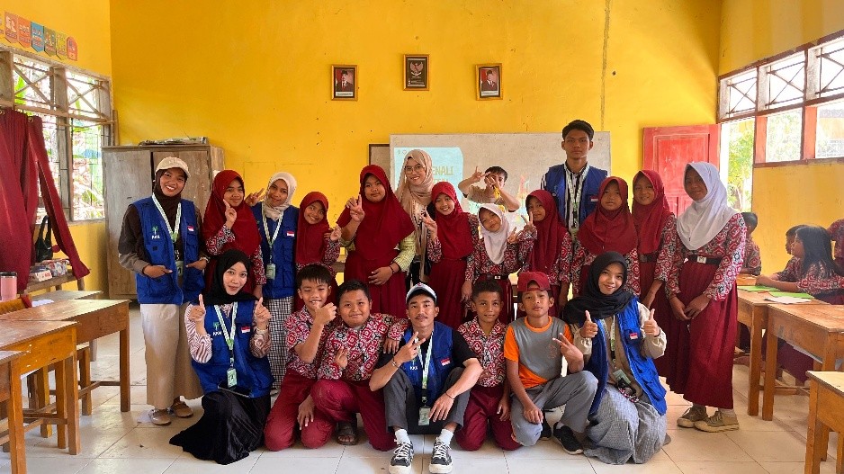 Mahasiswa KKN Kolaborasi STAIN Majene dan UIN Sunan Ampel Surabaya memberikan pengenalan tentang aset desa kepada siswa SDN 028 Tandassura sebagai bagian dari program pendukung keberlanjutan optimalisasi aset kelapa pada Kamis (20/8/2026). (Dok. Pribadi)