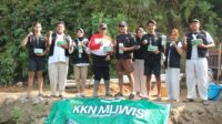 Penyerahan Pupuk Organik Kompos Blok dan POC Buatan Kelompok 31 KKN UNS kepada Kepala Desa Mliwis di Kebun Buah Desa, Kamis (20/08/2026). (Dok. Bondan) Penyerahan Pupuk Organik Kompos Blok dan POC Buatan Kelompok 31 KKN UNS kepada Kepala Desa Mliwis di Kebun Buah Desa, Kamis (20/08/2026). (Dok. Bondan)
