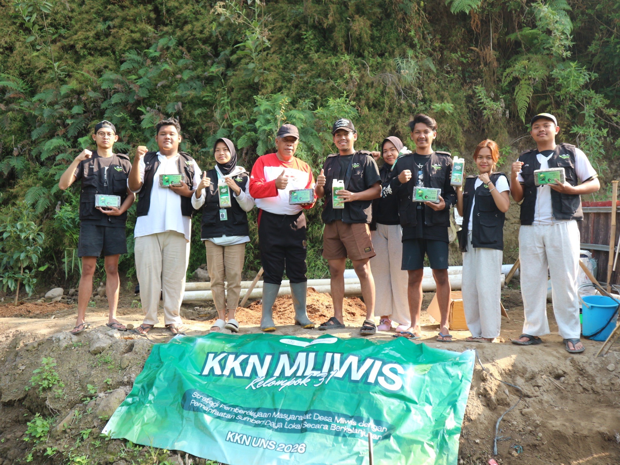 Penyerahan Pupuk Organik Kompos Blok dan POC Buatan Kelompok 31 KKN UNS kepada Kepala Desa Mliwis di Kebun Buah Desa, Kamis (20/08/2026). (Dok. Bondan)