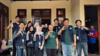Mahasiswa KKN UNS 254 berfoto bersama pelaku usaha kopi Zaenal Arifin dalam observasi dan diskusi bersama mengenai potensi kopi di Kwadungan Java Coffee, Desa Kwadungan Gunung, Kecamatan Kledung, Kabupaten Temanggung pada Minggu (25/7/2026). (Dok. Pribadi/KKN 254 UNS) Mahasiswa KKN UNS 254 berfoto bersama pelaku usaha kopi Zaenal Arifin dalam observasi dan diskusi bersama mengenai potensi kopi di Kwadungan Java Coffee, Desa Kwadungan Gunung, Kecamatan Kledung, Kabupaten Temanggung pada Minggu (25/7/2026). (Dok. Pribadi/KKN 254 UNS)