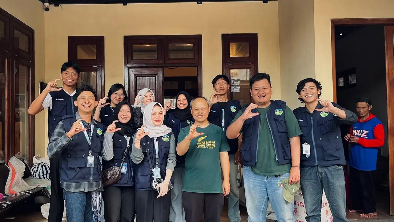 Mahasiswa KKN UNS 254 berfoto bersama pelaku usaha kopi Zaenal Arifin dalam observasi dan diskusi bersama mengenai potensi kopi di Kwadungan Java Coffee, Desa Kwadungan Gunung, Kecamatan Kledung, Kabupaten Temanggung pada Minggu (25/7/2026). (Dok. Pribadi/KKN 254 UNS)