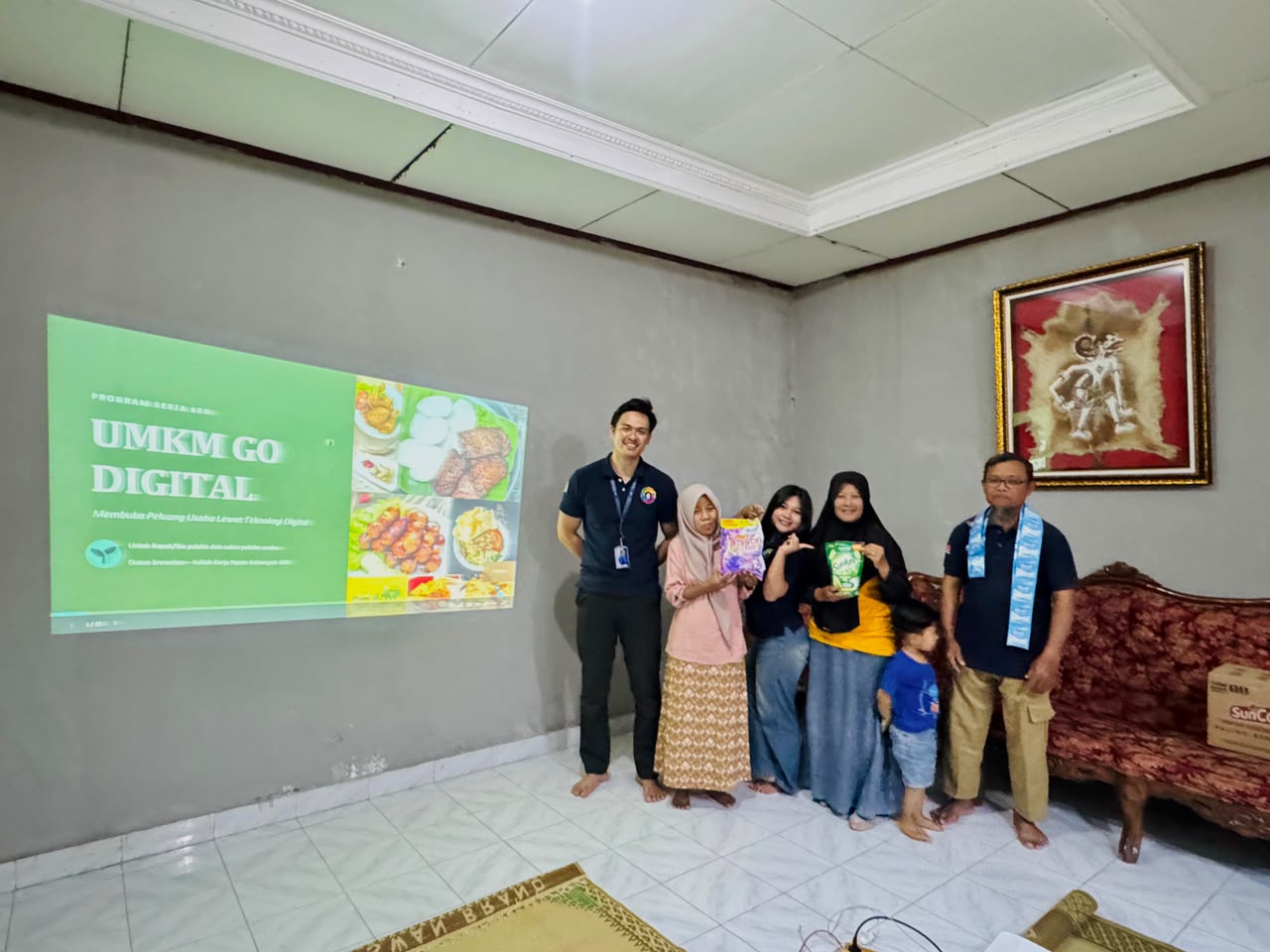Antusisasme dan paerisipasi warga dalam dalam mengikuti kegiatan program kerja UMKM GO DIGITAL bersama mahasiswa KKN kelompok 105  di Dusun Srowolan. Senin, (10/08/2026). (Doc. Pribadi)