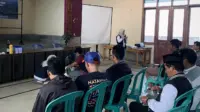Mahasiswa KKN UNS 254 melaksanakan sosialisasi dan praktik pemanfaatan limbah organik rumah tangga menjadi Pupuk Organik Cair (POC) di Aula Desa Kwadungan Gunung, Kecamatan Kledung, Kabupaten Temanggung pada Jumat (14/8/2026). (Dok. Pribadi/KKN 254 UNS) Mahasiswa KKN UNS 254 melaksanakan sosialisasi dan praktik pemanfaatan limbah organik rumah tangga menjadi Pupuk Organik Cair (POC) di Aula Desa Kwadungan Gunung, Kecamatan Kledung, Kabupaten Temanggung pada Jumat (14/8/2026). (Dok. Pribadi/KKN 254 UNS)