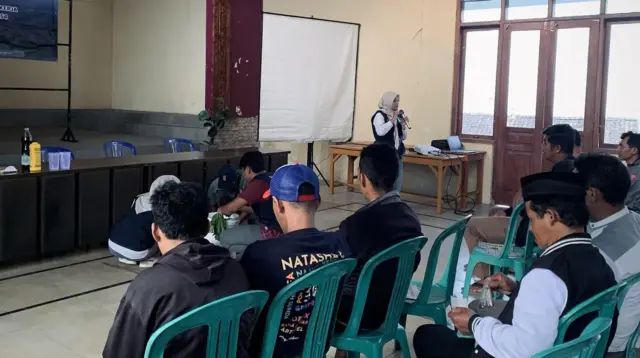 Mahasiswa KKN UNS 254 melaksanakan sosialisasi dan praktik pemanfaatan limbah organik rumah tangga menjadi Pupuk Organik Cair (POC) di Aula Desa Kwadungan Gunung, Kecamatan Kledung, Kabupaten Temanggung pada Jumat (14/8/2026). (Dok. Pribadi/KKN 254 UNS)