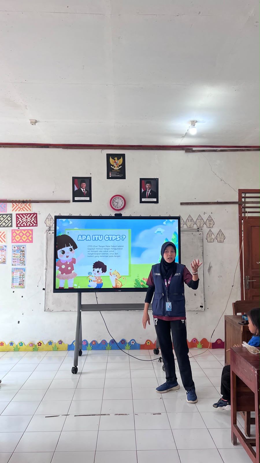 Mahasiswa KKN memberikan edukasi Cuci Tangan Pakai Sabun (CTPS) kepada siswa di ruang kelas. Edukasi ini menjadi bagian dari upaya menanamkan kebiasaan hidup bersih dan sehat sejak usia dini melalui pembelajaran yang interaktif dan mudah dipahami anak. (Doc. Pribadi)