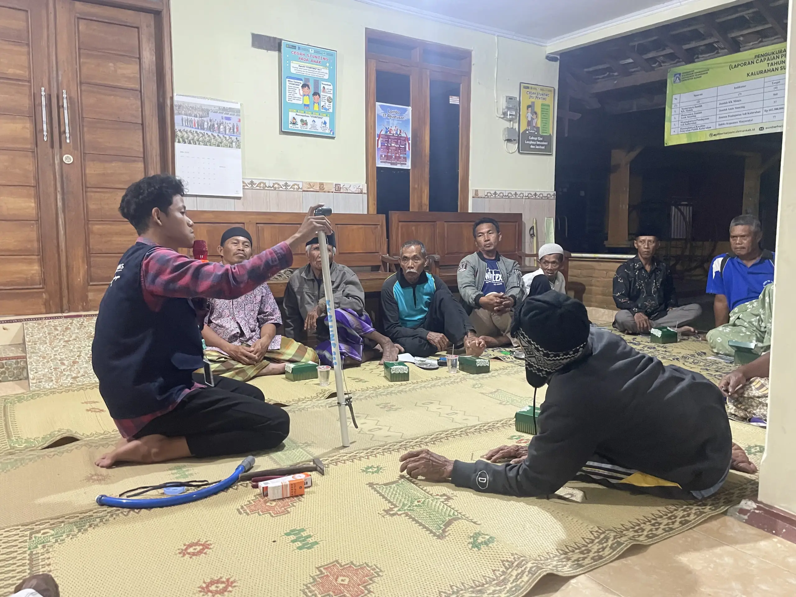 Demonstrasi penggunaan alat tabur pupuk berbahan pipa PVC di Sumberharjo, Prambanan, Kabupaten Sleman. (Dok. Pribadi/KKN 233 UNS)