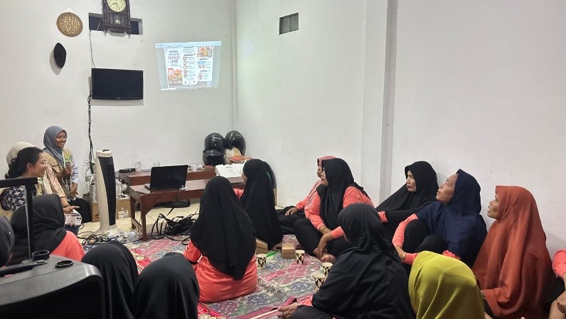 Alfiyah Nurtiyas Ningrum menyampaikan materi mengenai pengolahan dan pengembangan serbuk jahe instan kepada peserta kegiatan. (Dok. Pribadi/KKN UNS Kelompok 41)