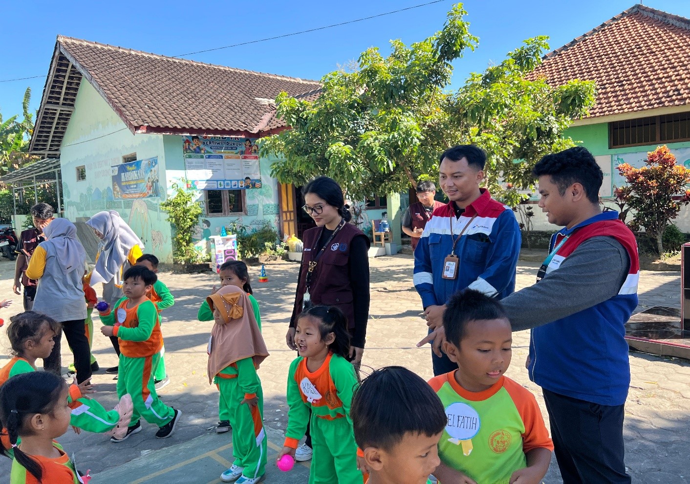 Antusias para anak-anak TK Pertiwi 1 Dukuh dalam mengikuti kegiatan estafet bola plastik. (Dok. Pribadi/KKN 26 UNS)