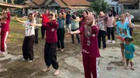 Antusiasme saat pelakasaan senam sehat bersama warga Pasir Tundun, Warunggunung. (Dok. Pribadi/KKM 86 UNIBA) Antusiasme saat pelakasaan senam sehat bersama warga Pasir Tundun, Warunggunung. (Dok. Pribadi/KKM 86 UNIBA)