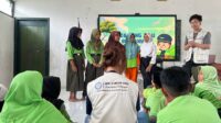 Beberapa siswa SDN 2 Gunungsari tampak percaya diri saat membacakan tulisan cita-cita mereka di depan kelas, didampingi oleh mahasiswa UNAIR pada Kamis (30/7/2026). (Dok. Pribadi) Beberapa siswa SDN 2 Gunungsari tampak percaya diri saat membacakan tulisan cita-cita mereka di depan kelas, didampingi oleh mahasiswa UNAIR pada Kamis (30/7/2026). (Dok. Pribadi)