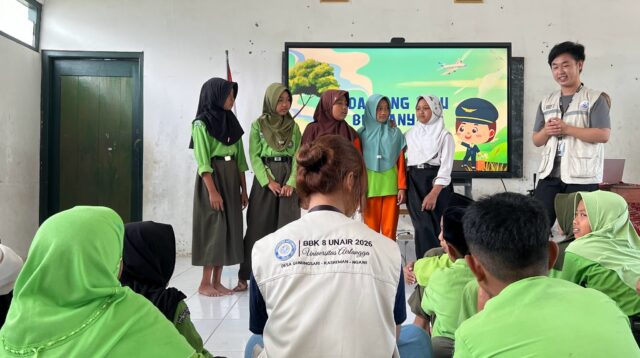 Beberapa siswa SDN 2 Gunungsari tampak percaya diri saat membacakan tulisan cita-cita mereka di depan kelas, didampingi oleh mahasiswa UNAIR pada Kamis (30/7/2026). (Dok. Pribadi)