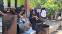 Semangat mahasiswa KKN 147 UINSA mengubah drum bekas menjadi tong sampah bagi warga Desa Maron Kidul, Probolinggo. (Dok. Pribadi) Semangat mahasiswa KKN 147 UINSA mengubah drum bekas menjadi tong sampah bagi warga Desa Maron Kidul, Probolinggo. (Dok. Pribadi)
