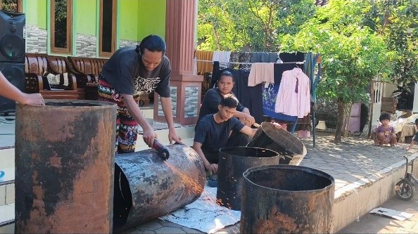 Semangat mahasiswa KKN 147 UINSA mengubah drum bekas menjadi tong sampah bagi warga Desa Maron Kidul, Probolinggo. (Dok. Pribadi)