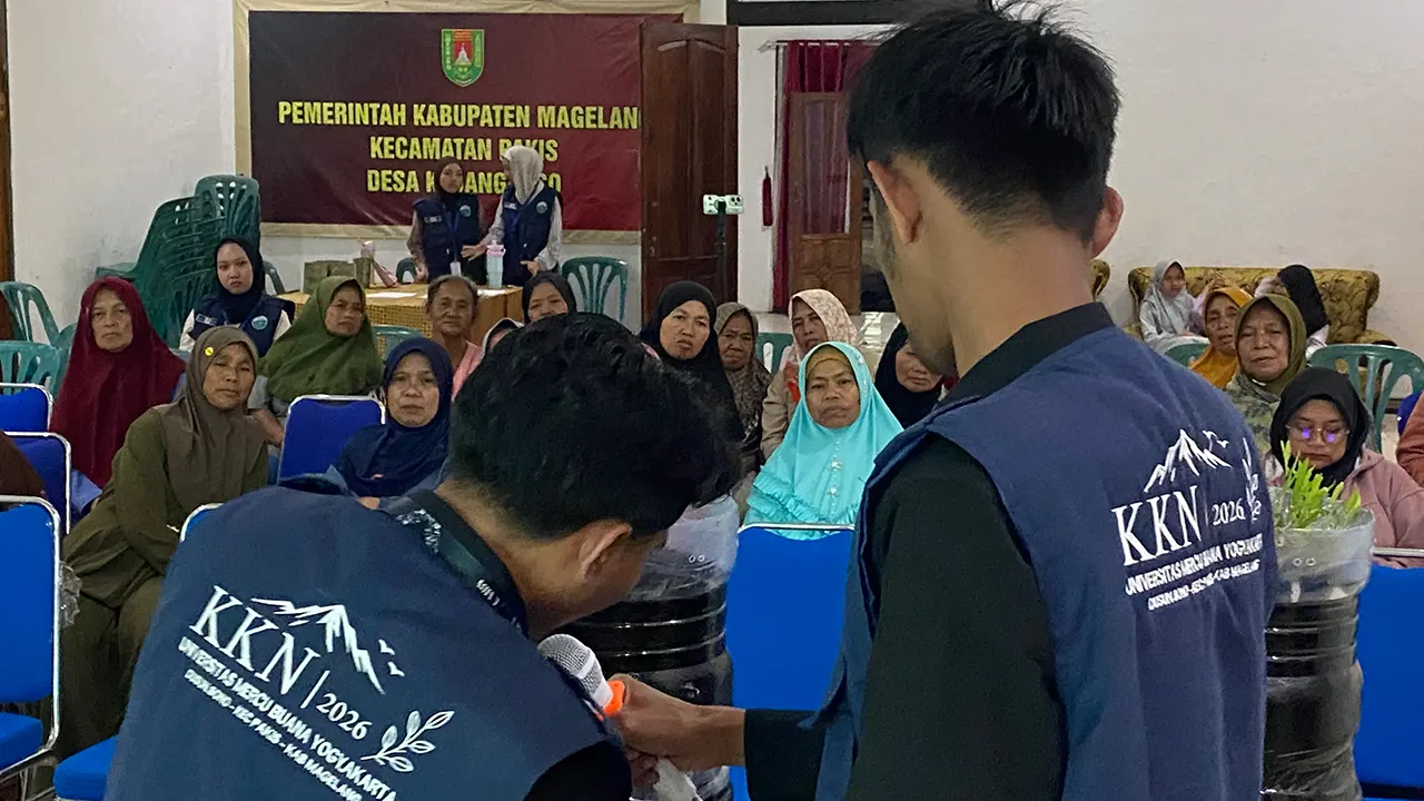 Proses pembuatan alat yang berkaitan dengan materi pertanian terpadu. (Dok. Pribadi/KKN-PPM 18 UMBY)