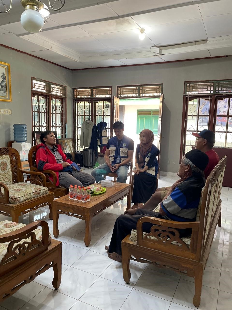 Diskusi antara ASAR Humanity, perangkat dusun, pengurus air bersih, dan tim mahasiswa mengenai kondisi serta keberlanjutan program. (Dok. Pribadi/KKN PPM 105 UMBY)