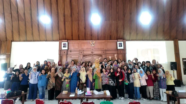 Dokumentasi Tim Fajar Indah UNS bersama ibu-ibu PKK Kelurahan Manahan, Surakarta, setelah rangkaian edukasi literasi keuangan, proteksi finansial, dan manajemen risiko keluarga. (Dok. Pribadi/Tim Fajar Indah UNS )