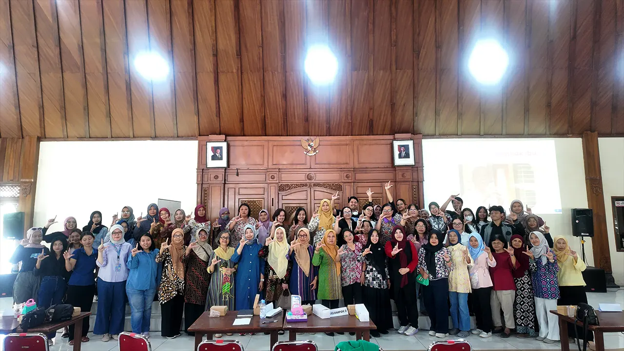 Dokumentasi Tim Fajar Indah UNS bersama ibu-ibu PKK Kelurahan Manahan, Surakarta, setelah rangkaian edukasi literasi keuangan, proteksi finansial, dan manajemen risiko keluarga. (Dok. Pribadi/Tim Fajar Indah UNS )