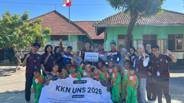 Dokumentasi bersama setelah pelaksanaan Edukasi dan Pelatihan Gerak Dasar Motorik Anak Usia Dini di TK Pertiwi 1 Dukuh, Kecamatan Banyudono, Kabupaten Boyolali bersama KKN UNS Kelompok 26 dan Pertamina Patra Logistik. (Dok. Pribadi/KKN 26 UNS)